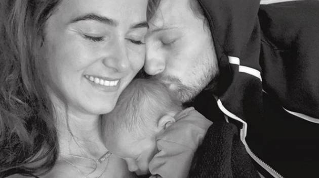 Chuyện hôn nhân sến súa của Hiệp sĩ mù” từng suýt chết&nbsp;trên sân cỏ: Tình đầu cũng là tình cuối với bạn gái vũ công-9