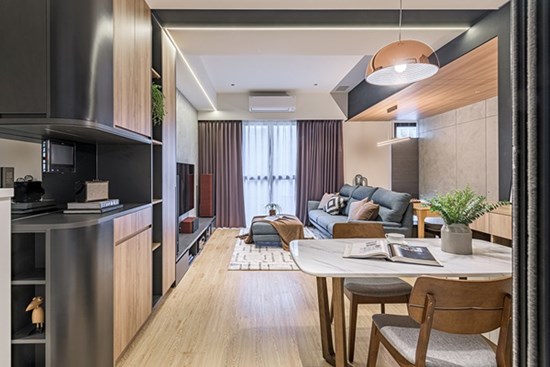 Ngôi nhà với lối thiết kế thông minh, chi tiết gây ấn tượng mạnh là phòng ngủ thiết kế đằng sau tủ quần áo