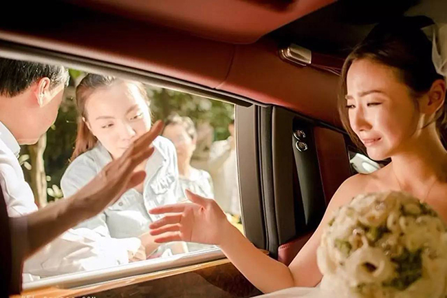 1 năm sau cái chết của anh trai, chị dâu đã vội tái hôn, nhìn thấy chú rể, tôi đổi phong bì mừng từ 500 nghìn thành 20 triệu-1