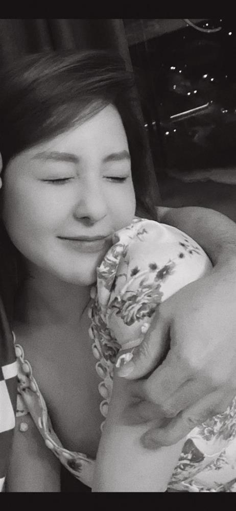 Hot girl Trâm Anh được ai đó ôm ấp sau tuyên bố lại biết yêu-1