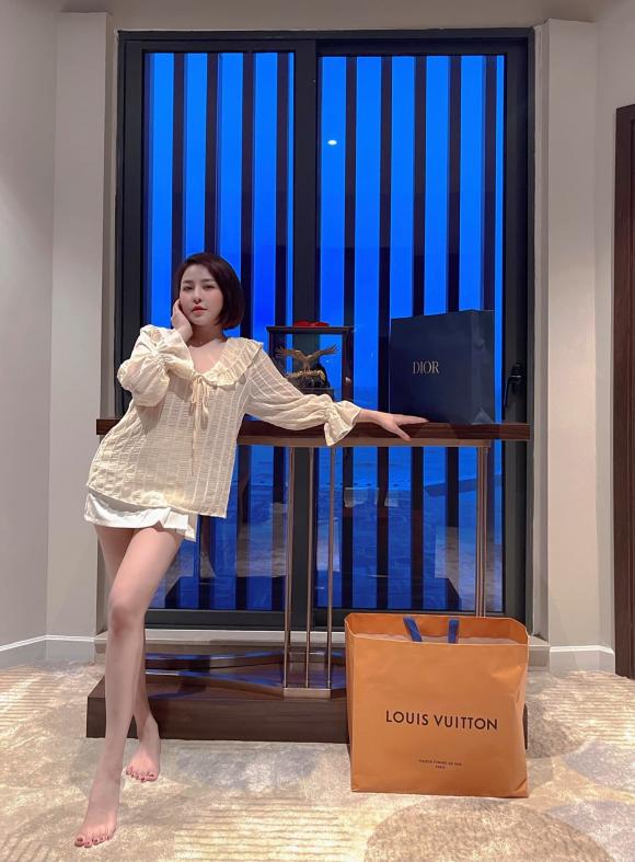 Hot girl Trâm Anh được ai đó ôm ấp sau tuyên bố lại biết yêu-4