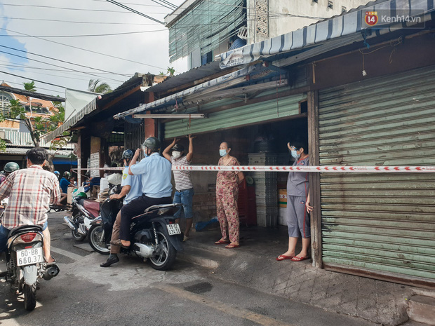 Nhiều tuyến đường ở Sài Gòn được giăng dây, lập hàng rào hạn chế để dẹp chợ tự phát-2