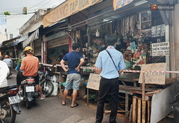 Nhiều tuyến đường ở Sài Gòn được giăng dây, lập hàng rào hạn chế để dẹp chợ tự phát-3