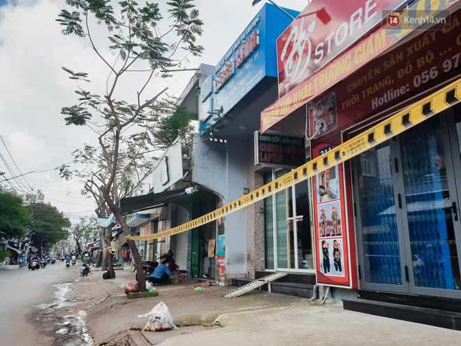 Nhiều tuyến đường ở Sài Gòn được giăng dây, lập hàng rào hạn chế để dẹp chợ tự phát-4