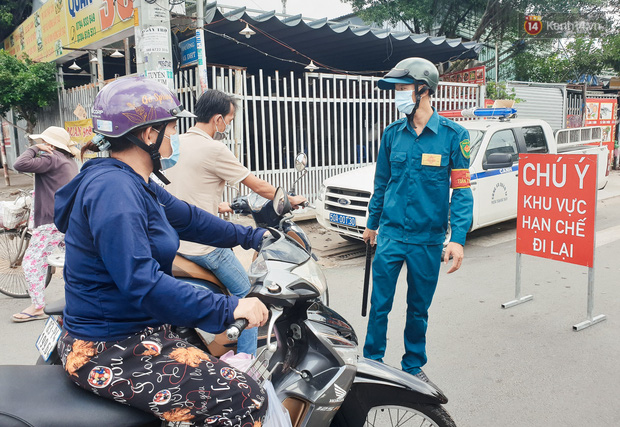 Nhiều tuyến đường ở Sài Gòn được giăng dây, lập hàng rào hạn chế để dẹp chợ tự phát-10