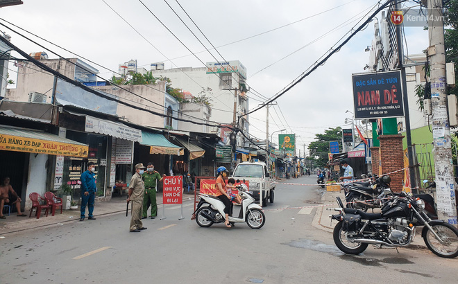 Nhiều tuyến đường ở Sài Gòn được giăng dây, lập hàng rào hạn chế để dẹp chợ tự phát-11