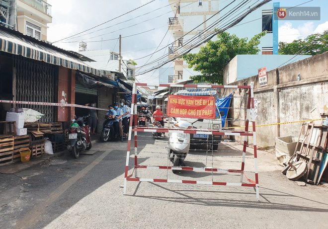 Nhiều tuyến đường ở Sài Gòn được giăng dây, lập hàng rào hạn chế để dẹp chợ tự phát-12