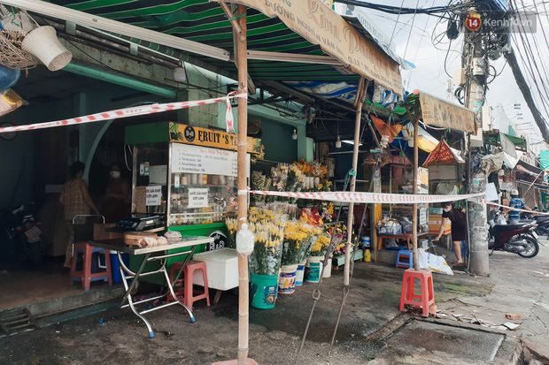 Nhiều tuyến đường ở Sài Gòn được giăng dây, lập hàng rào hạn chế để dẹp chợ tự phát-8