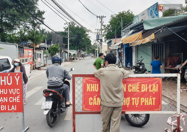 Nhiều tuyến đường ở Sài Gòn được giăng dây, lập hàng rào hạn chế để dẹp chợ tự phát-9