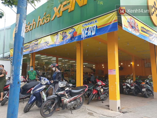 Nhiều tuyến đường ở Sài Gòn được giăng dây, lập hàng rào hạn chế để dẹp chợ tự phát-20