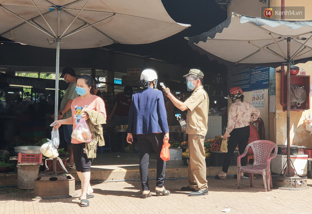 Nhiều tuyến đường ở Sài Gòn được giăng dây, lập hàng rào hạn chế để dẹp chợ tự phát-17