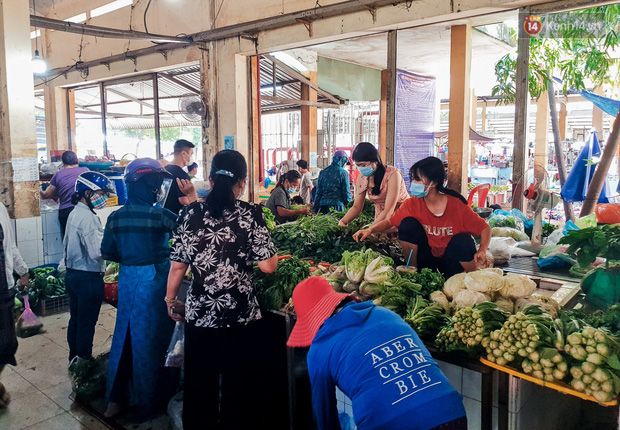 Nhiều tuyến đường ở Sài Gòn được giăng dây, lập hàng rào hạn chế để dẹp chợ tự phát-18