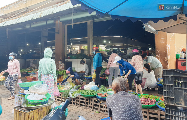 Nhiều tuyến đường ở Sài Gòn được giăng dây, lập hàng rào hạn chế để dẹp chợ tự phát-19
