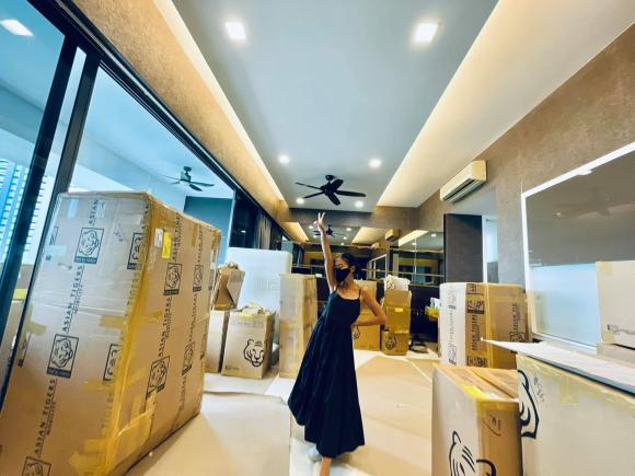 Đoan Trang chuyển gần 200 thùng đồ từ Việt Nam qua nhà mới ở Singapore-2