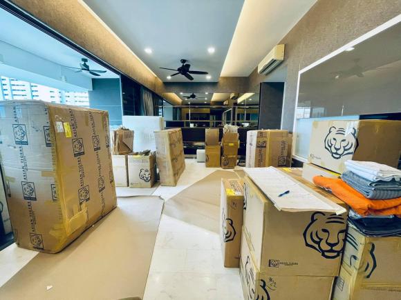 Đoan Trang chuyển gần 200 thùng đồ từ Việt Nam qua nhà mới ở Singapore-3