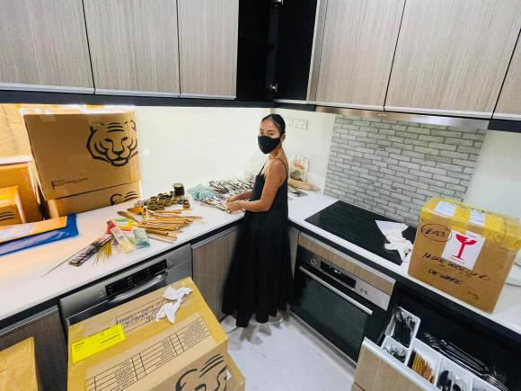 Đoan Trang chuyển gần 200 thùng đồ từ Việt Nam qua nhà mới ở Singapore-4