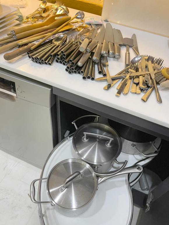 Đoan Trang chuyển gần 200 thùng đồ từ Việt Nam qua nhà mới ở Singapore-9