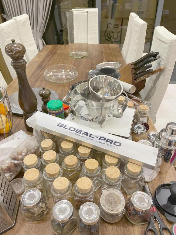 Đoan Trang chuyển gần 200 thùng đồ từ Việt Nam qua nhà mới ở Singapore-11