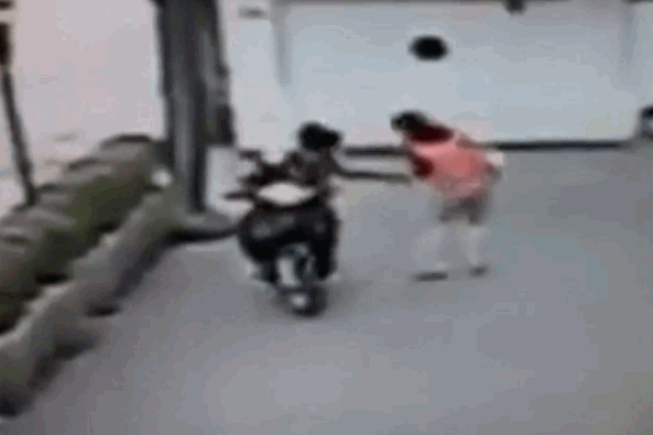 Chủ cửa hàng khiến tên cướp có súng choáng váng bỏ chạy-1