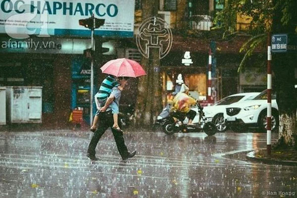 Ảnh: Hà Nội xuất hiện cơn giông lớn, mây cuồn cuộn giăng kín bầu trời-10