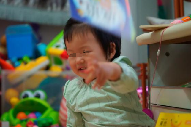 Trẻ thích ném đồ có phải do tính khí bất thường? Biểu hiện trẻ ngày càng thông minh hơn mà hầu hết cha mẹ không phát hiện ra-1