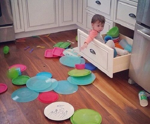 Trẻ thích ném đồ có phải do tính khí bất thường? Biểu hiện trẻ ngày càng thông minh hơn mà hầu hết cha mẹ không phát hiện ra-2