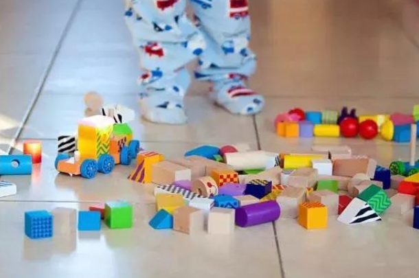 Trẻ thích ném đồ có phải do tính khí bất thường? Biểu hiện trẻ ngày càng thông minh hơn mà hầu hết cha mẹ không phát hiện ra-4