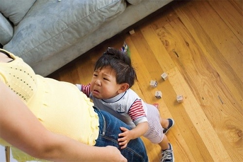 Trẻ thích ném đồ có phải do tính khí bất thường? Biểu hiện trẻ ngày càng thông minh hơn mà hầu hết cha mẹ không phát hiện ra-5