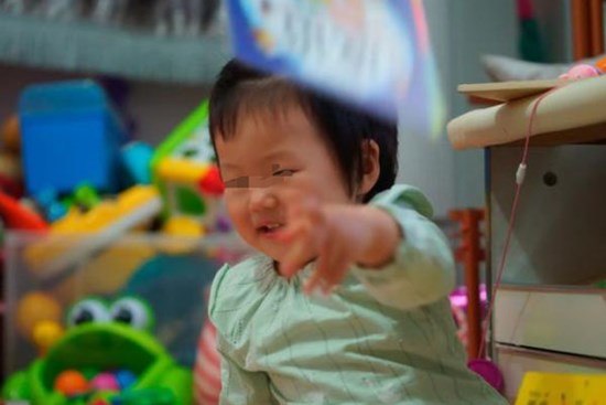 Trẻ thích ném đồ có phải do tính khí bất thường? Biểu hiện trẻ ngày càng thông minh hơn mà hầu hết cha mẹ không phát hiện ra