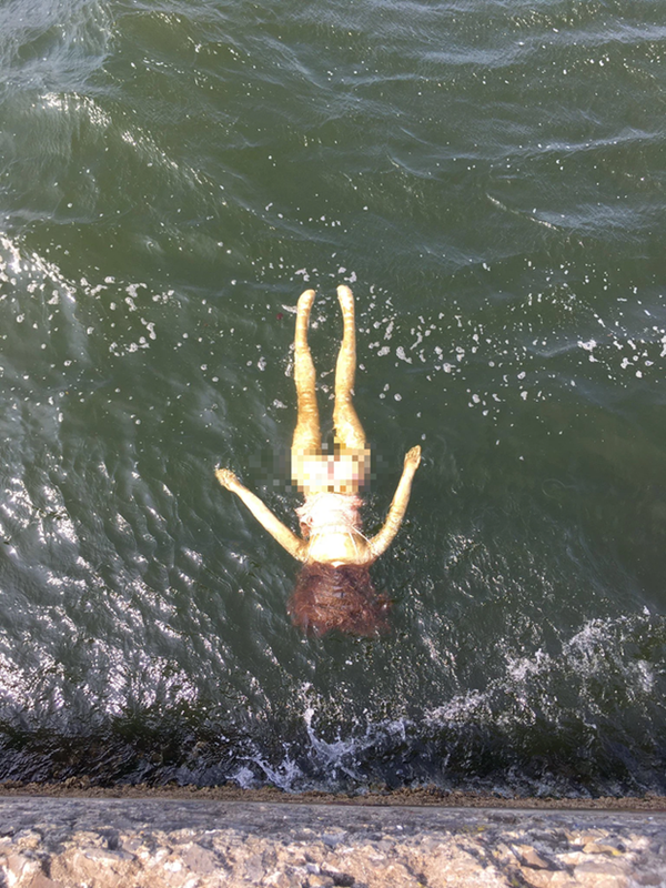 Phát hiện người chết trôi sông, cảnh sát lập tức tới nơi trục vớt thi thể và cảnh tượng sau đó khiến tất cả đều sững sờ vì sốc-1