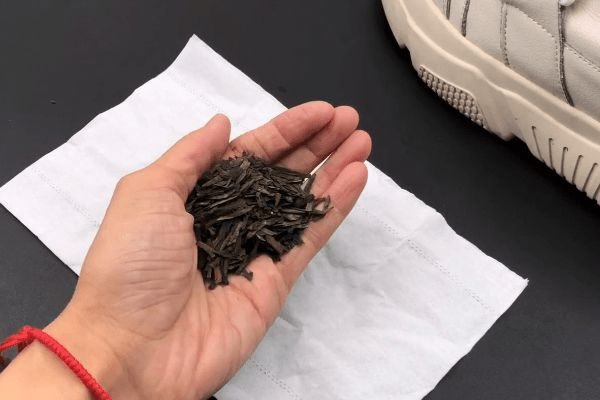 Giày có mùi trong những ngày hè nóng nực? Rắc một ít thứ này lên, giày sẽ không còn mùi sau một ngày-1