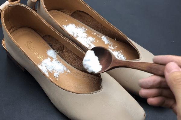 Giày có mùi trong những ngày hè nóng nực? Rắc một ít thứ này lên, giày sẽ không còn mùi sau một ngày-3