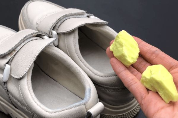 Giày có mùi trong những ngày hè nóng nực? Rắc một ít thứ này lên, giày sẽ không còn mùi sau một ngày-5