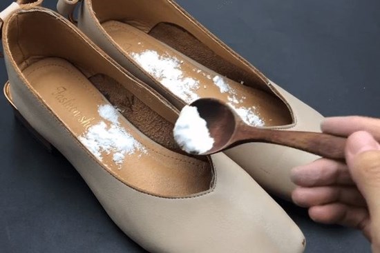Giày có mùi trong những ngày hè nóng nực? Rắc một ít thứ này lên, giày sẽ không còn mùi sau một ngày