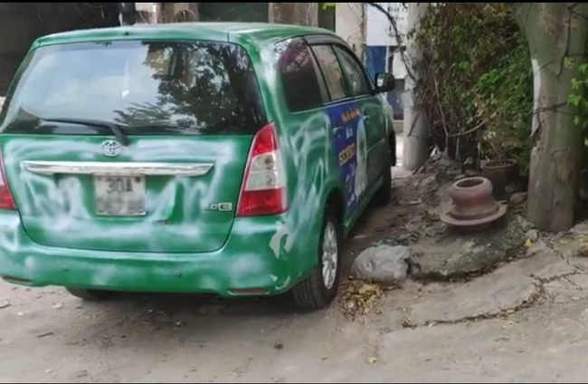 Đỗ xe tranh thủ đi ăn bún trong ngày đầu Hà Nội nới lỏng, tài xế taxi nước mắt lưng tròng khi quay lại-7