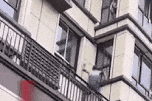 Người đàn ông tay không leo thoăn thoắt 3 tầng cứu cháu bé mắc kẹt trong đám cháy