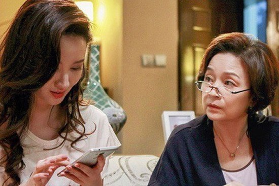Thương chị gái ở cữ phải ăn uống kham khổ, tôi và mẹ tay xách các thứ đến thăm, lúc nhìn mâm cơm mà chúng tôi tẽn tò