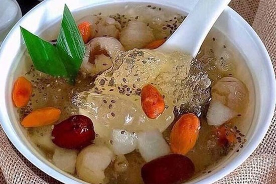 Nắng bỏng rát, chị em chuyền tay cốc chè 'hoàng cung' dưỡng nhan