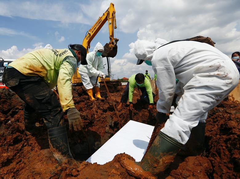 Ám ảnh những nghĩa trang tạm bợ ở quốc gia Đông Nam Á đang bị Covid-19 bủa vây, không khí tang tóc bi thương bao trùm khắp nơi-6