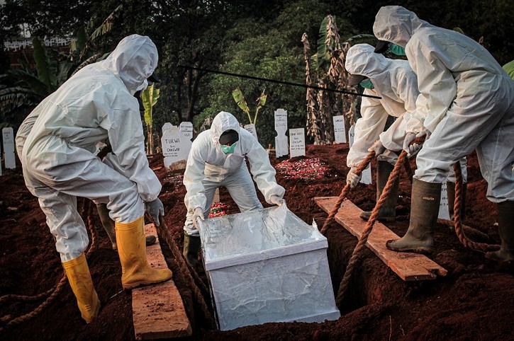 Ám ảnh những nghĩa trang tạm bợ ở quốc gia Đông Nam Á đang bị Covid-19 bủa vây, không khí tang tóc bi thương bao trùm khắp nơi-2