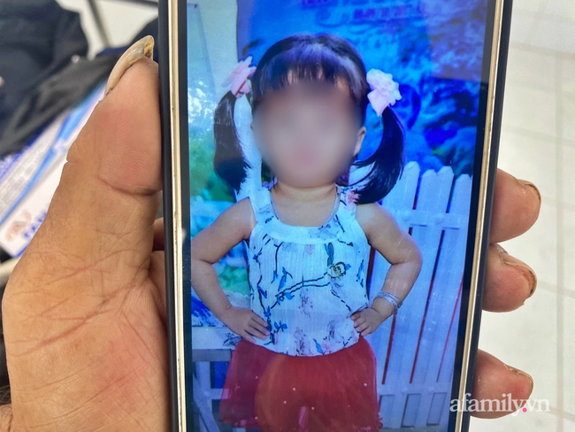 Cha mẹ đều mắc COVID-19 phải đi điều trị, bệnh viện điều xe cấp cứu đưa ông nội từ quê lên TP.HCM chăm sóc cháu, nhưng bé gái 6 tuổi cũng thành F0-1