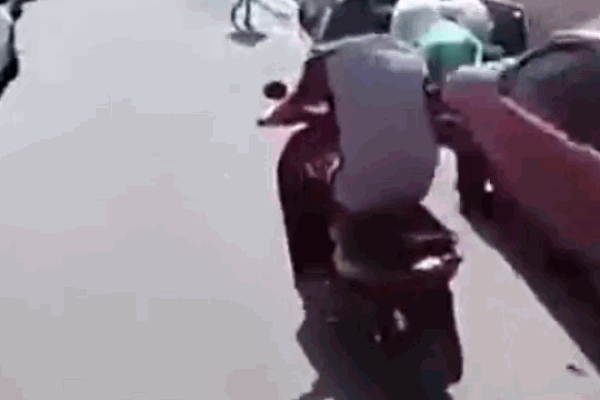 Chị gái tung cước hạ gục tên trộm xe máy nhanh như phim hành động-1