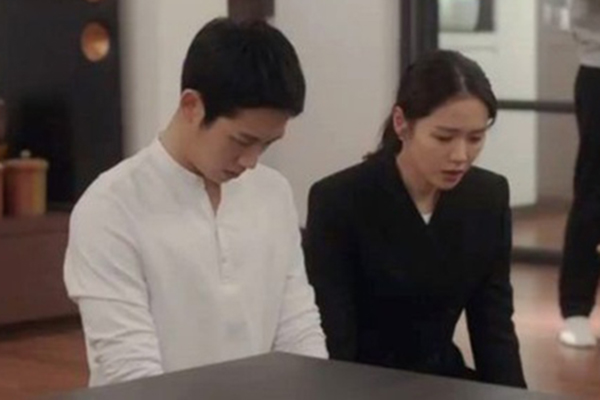 Đêm tân hôn không chịu động phòng, tôi bị chồng đá vào bụng, anh ta chỉ dừng sau khi tôi uất ức lôi thứ này ra-3