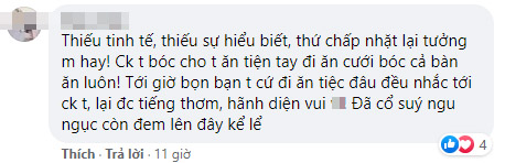 Cô gái ngỏ ý muốn bạn trai bóc tôm cho ăn, ai ngờ nhận lại điều quá phũ phàng giữa bàn dân thiện hạ-4