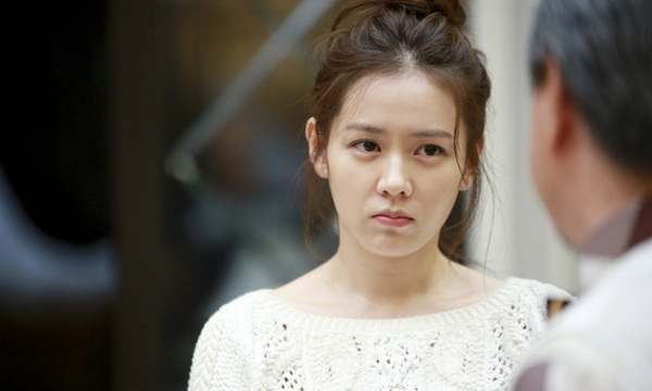 Bất ngờ đến nhà người yêu, tôi thấy mẹ anh đang bồng bế một đứa bé, bà lập tức trốn trong phòng đầy mờ ám-2