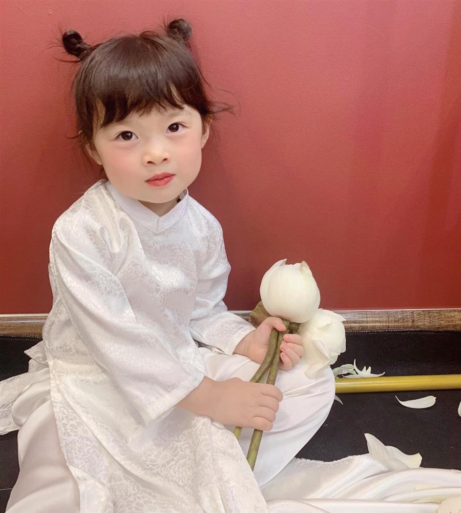 Háo hức rủ cháu gái 3 tuổi chụp ảnh cùng hoa sen, bác gái dở khóc dở cười với cái kết hài nhức nách-2