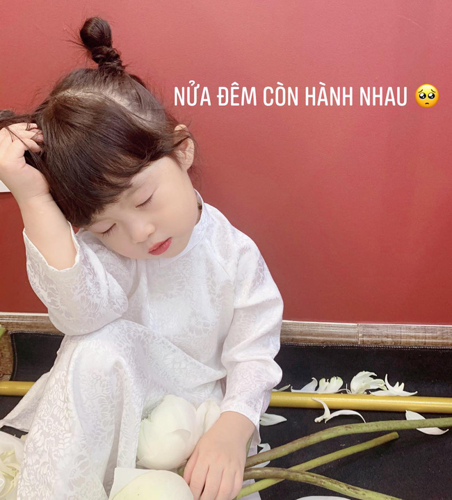 Háo hức rủ cháu gái 3 tuổi chụp ảnh cùng hoa sen, bác gái dở khóc dở cười với cái kết hài nhức nách-3