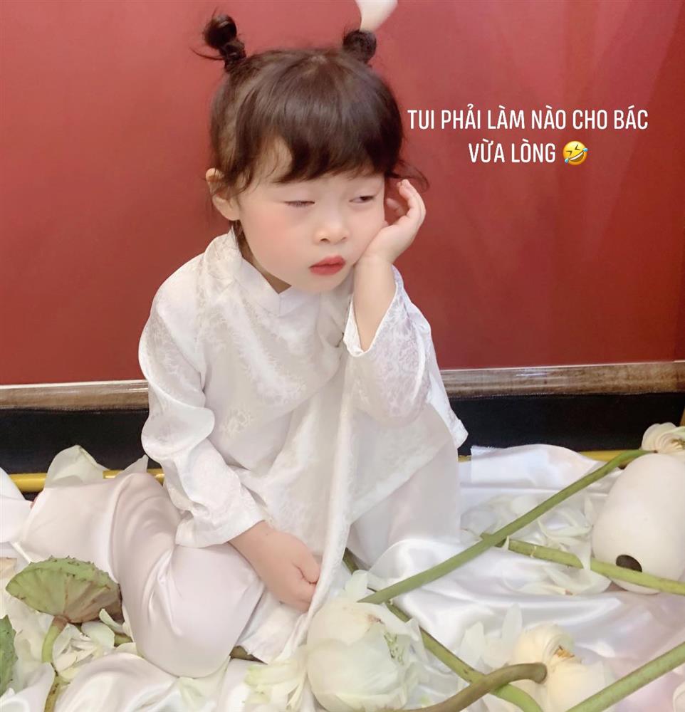 Háo hức rủ cháu gái 3 tuổi chụp ảnh cùng hoa sen, bác gái dở khóc dở cười với cái kết hài nhức nách-5