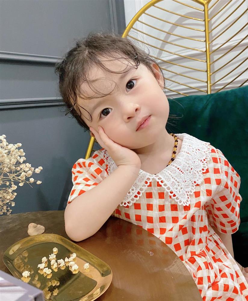 Háo hức rủ cháu gái 3 tuổi chụp ảnh cùng hoa sen, bác gái dở khóc dở cười với cái kết hài nhức nách-27