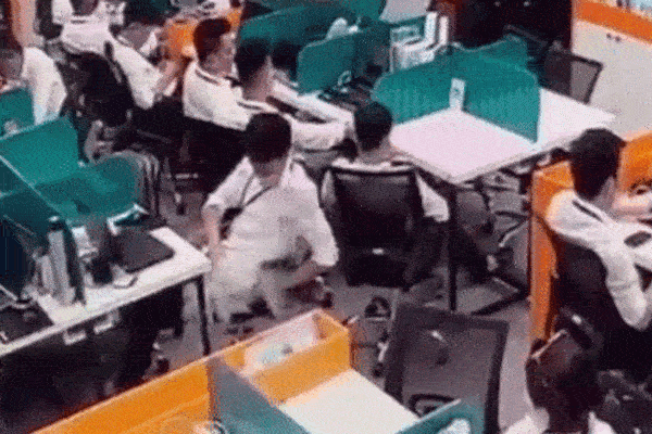 Điện thoại bất ngờ bốc cháy trong túi quần: Trời nắng nóng càng nguy hiểm, thấy có dấu hiệu này cần đi sửa ngay